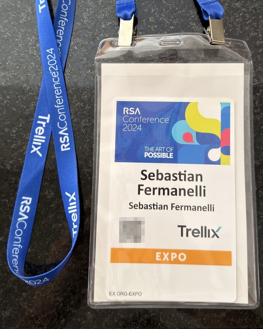 Mi credencial de RSA Conference 2024, pase de Expo, colgada del lanyard azul de la conferencia.