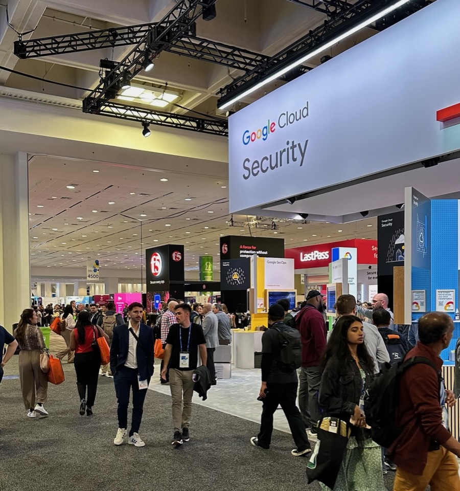 Pasillo del expo de RSA Conference 2024 con cartelería colgada de vendors de cloud security.